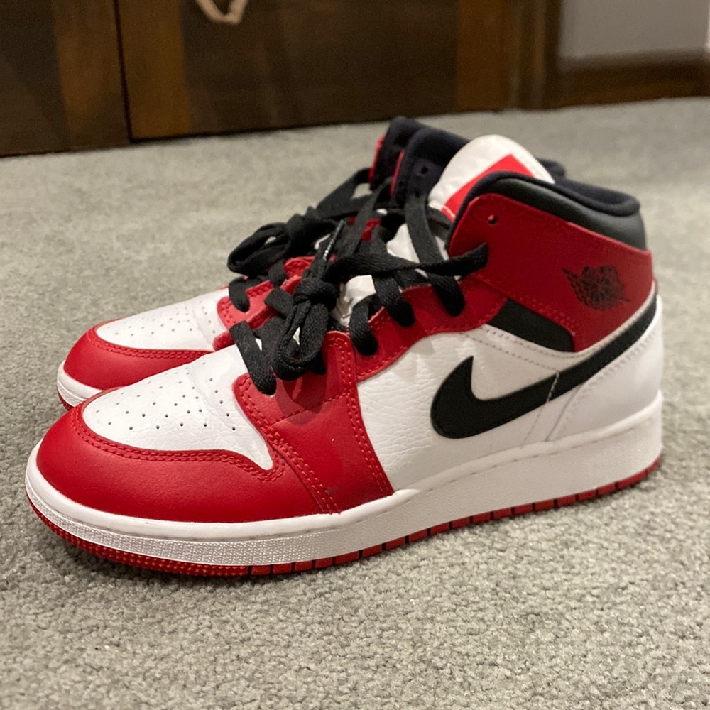 Barely worn jordan’s from Goat.  Size 5.5Y/ 7 womens.